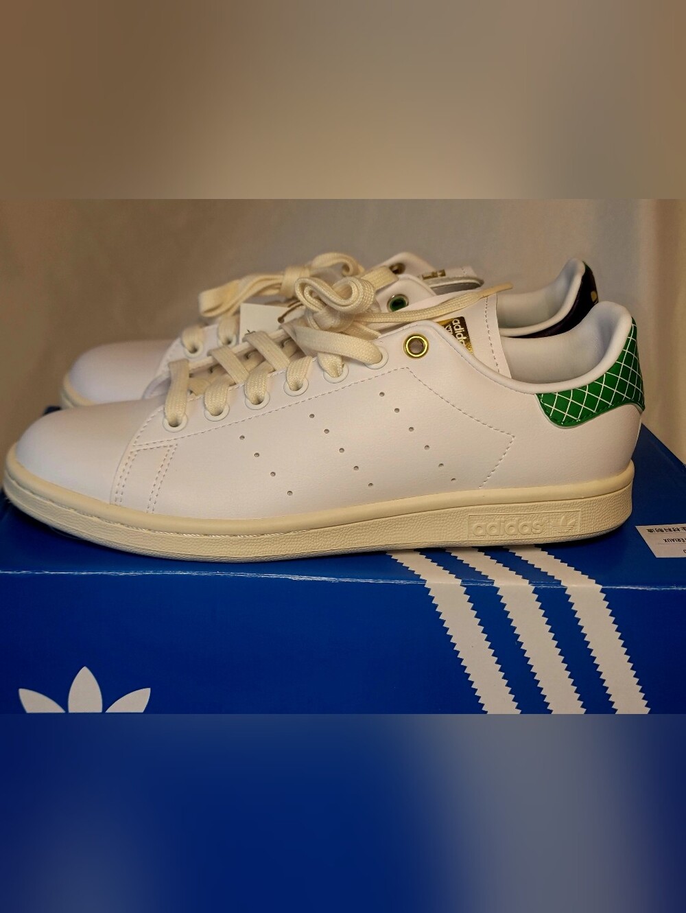 adidas Stan SMITH originals White with Green & Blue Heel Pattern.Womens Size 8